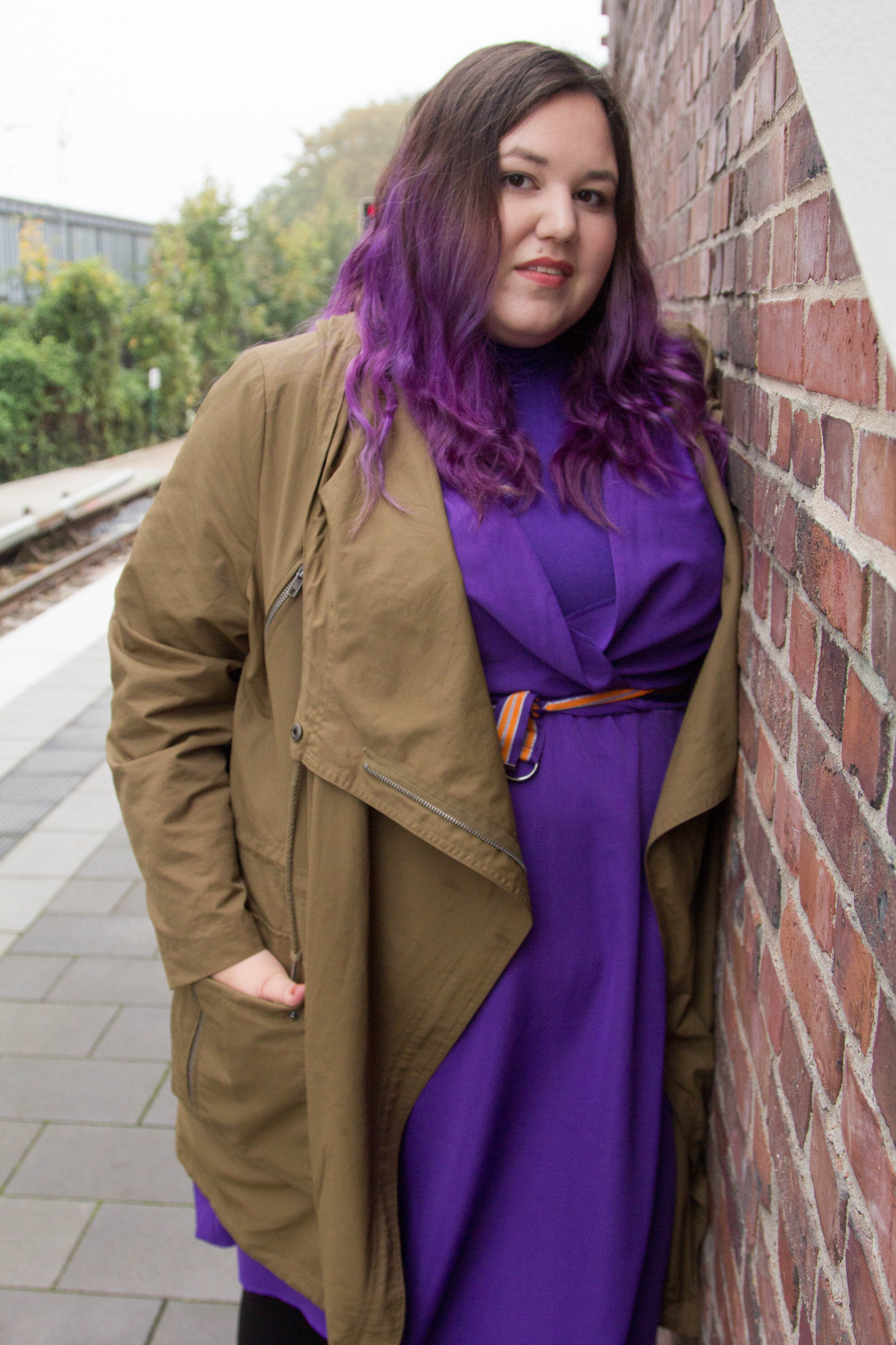 - Das violette Kleid aus der aktuellen sheego Miyabi Kawai Kollektion hat schon einige bewundernde Blicke geernet. Ja, man kann damit Fahrrad fahren, Langarmshirts mit Rolli sehen fantatisch aus und es ist sehr vielseitig kombinierbar. Aktuell erhältlich bei Sheego.