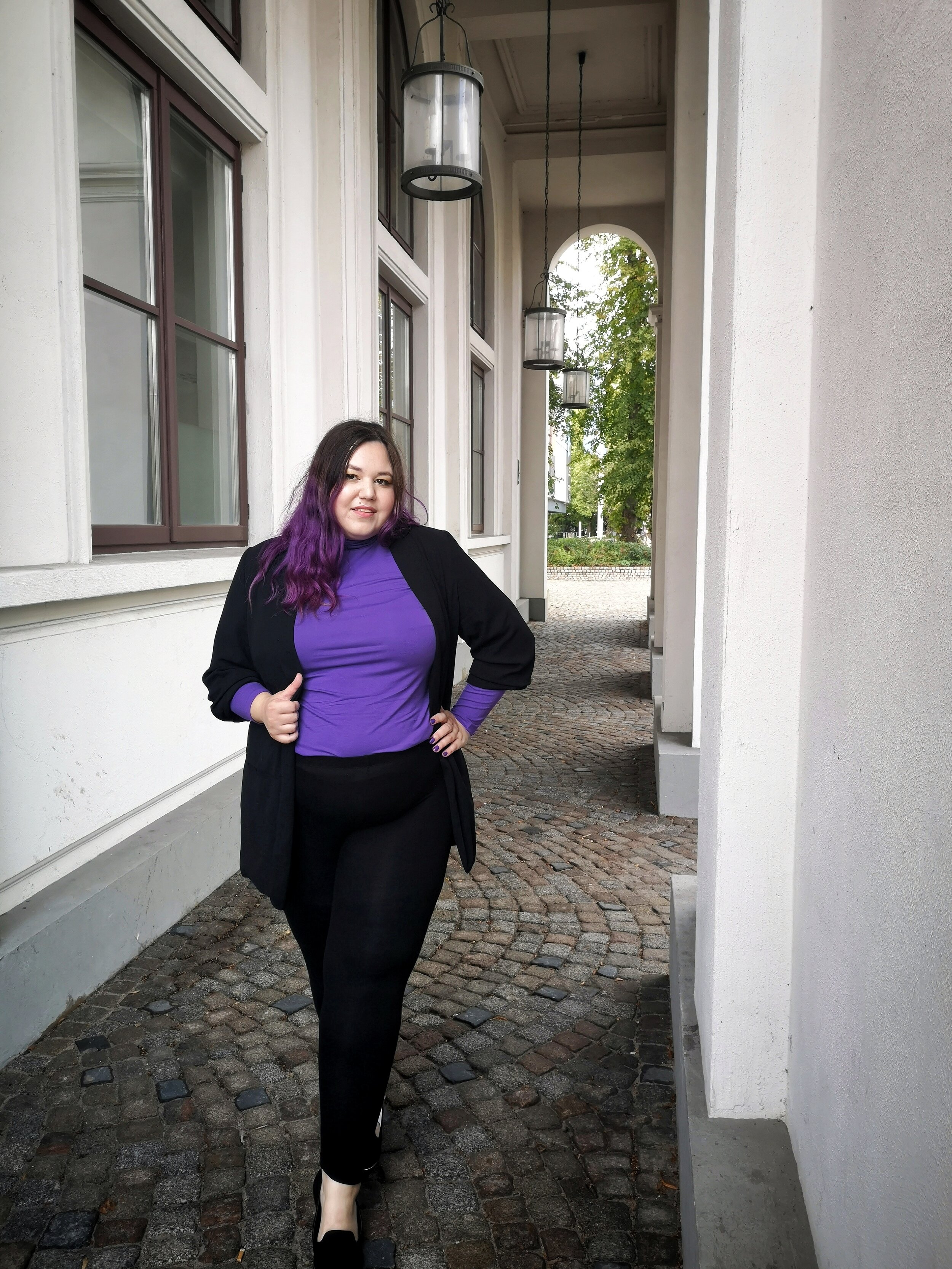 Schlichte Leggings, Loafers und ein Langarmshirt aus der aktuellen Sheego Miyabi Kawai Kollektion. Kaum trägt man einen schwarzen Blazer dazu, sieht es schonalles viel mehr nach Büro oder Business Meeting aus. Das Langarmshirt mit Rollkragen gibt es…