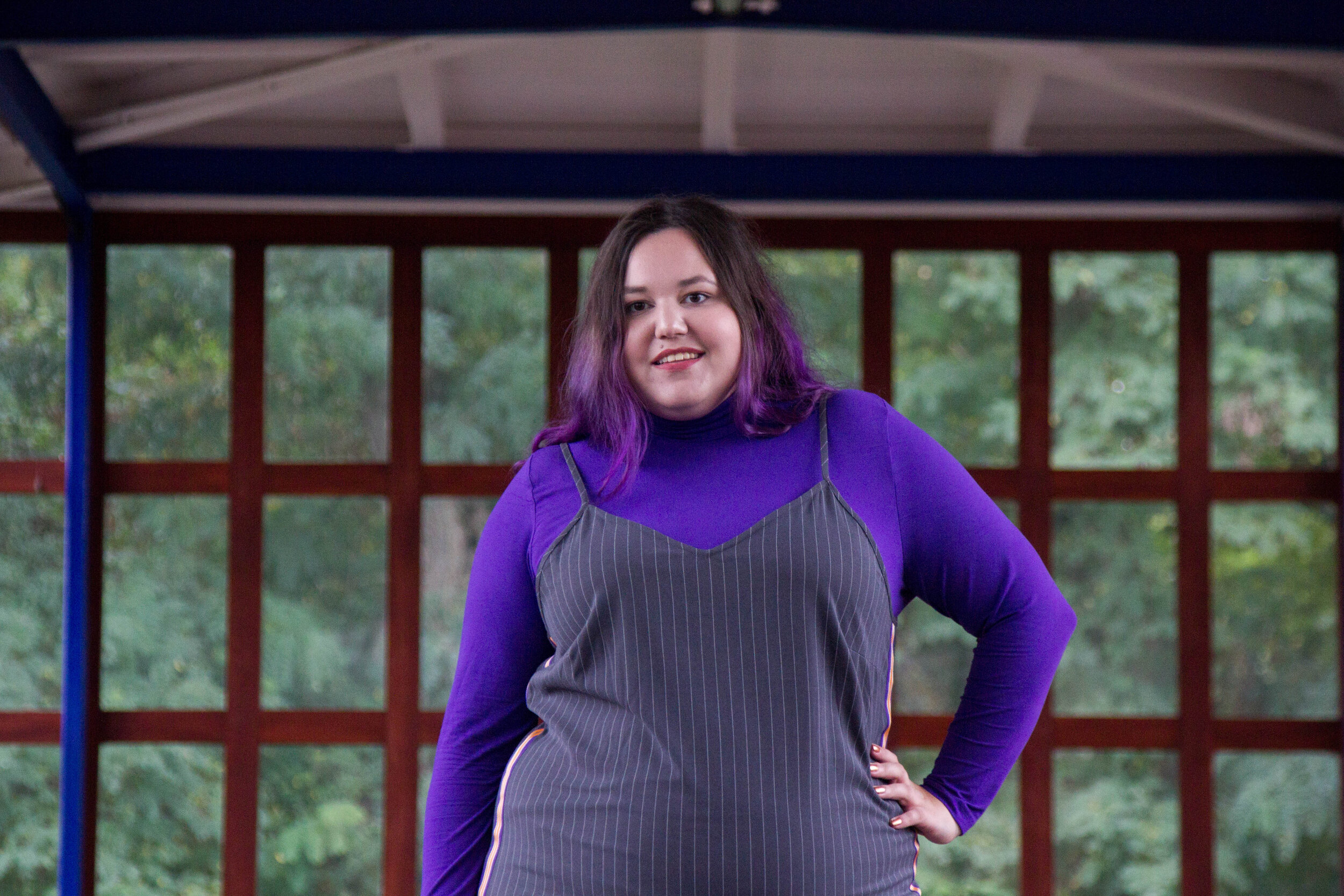 Shirt unter Kleid? Die 90er sind zurück und damit auch dieser bequeme Look für den Herbst. Den Link zu dem Kleid findet ihr hier. Den Link zu dem Langarmshirt mit Rollkragen findet ihr hier.