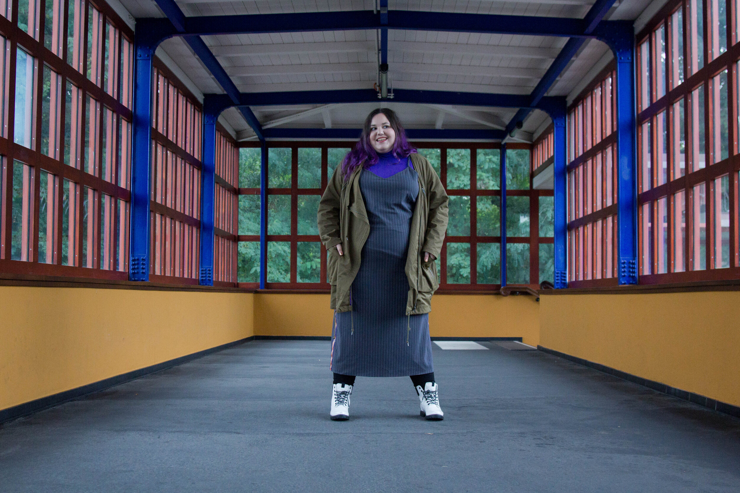 Gut, dass wir diese Location gewählt haben! Denn bereits während der ersten Fotos begann es zu nieseln - hier war es dann deutlich besser bei Regen Fotos zu machen. Parka, Kleid und Langarmshirt mit Rollkragen sind PR Samples von Sheego. Der Link zu…