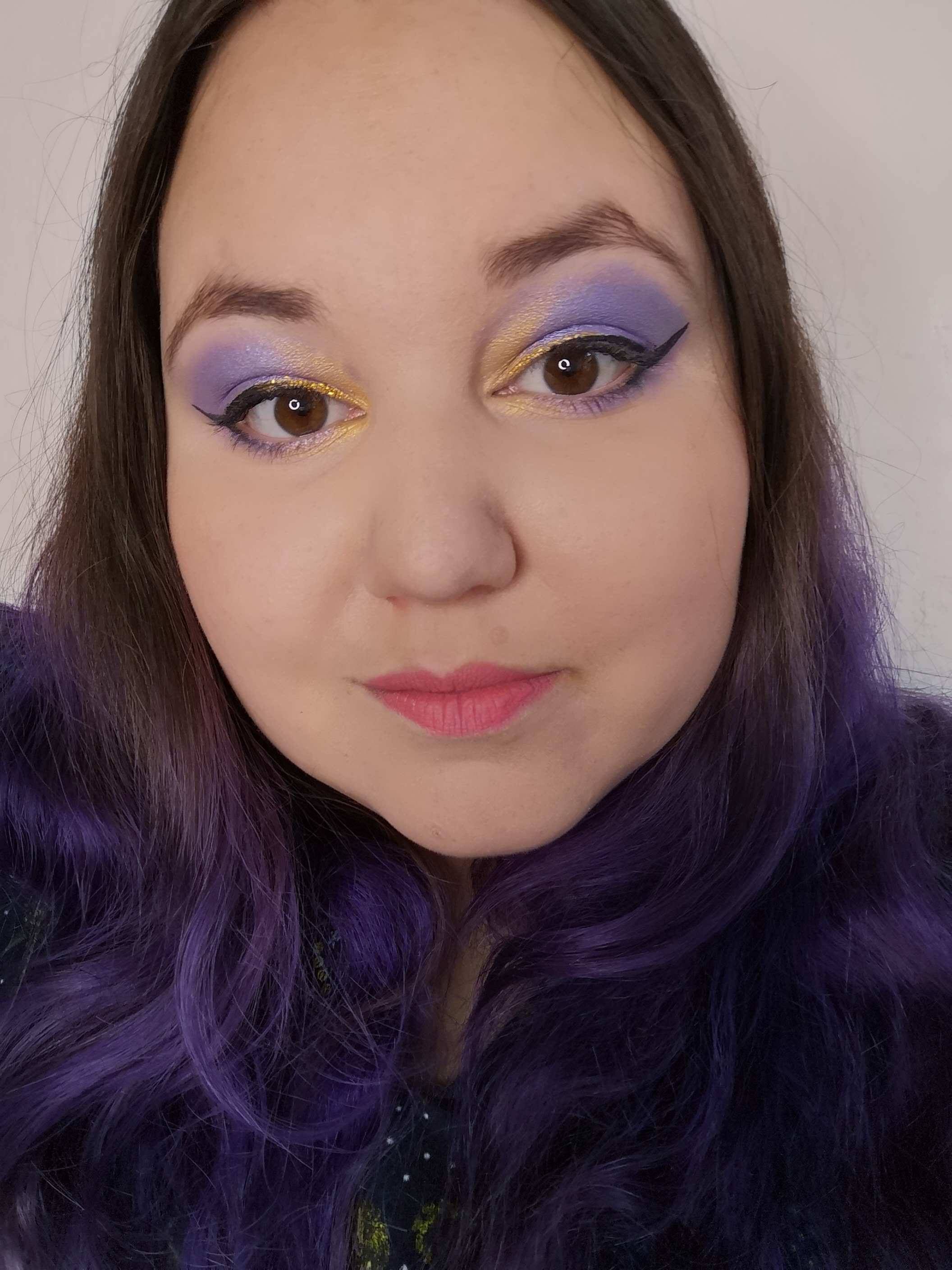 Momentan habe ich es nicht so mit Contouring, deswegen sehe ich auch laut Aussage einiger ziemlich käsig aus. Aber irgendwie mag ich nur Blush momentan lieber.