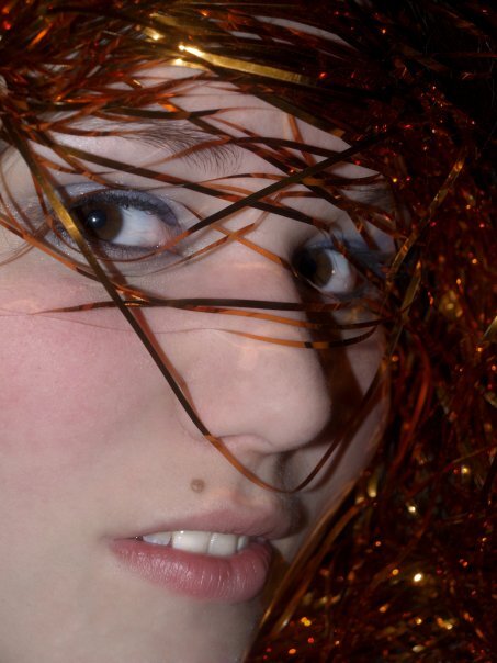 vergiss konfetti, es gibt auch lametta - Damals hast du noch Pinterest oder Instagram, du holtst du Foto Inspiration für Shootings bei Deviantart und bist dort selbst aktiv - genauso wie deine Freunde und auf diese Shooting Idee an Halloween bist du ganz besonders stolz. Eigentlich hast du Laura fotografieren wollen, aber dann hat der Simon auch dich fotografiert im frisch neu tapezierten und eingerichteten Zimmer deines Freundes irgendwo am Arsch der Welt.