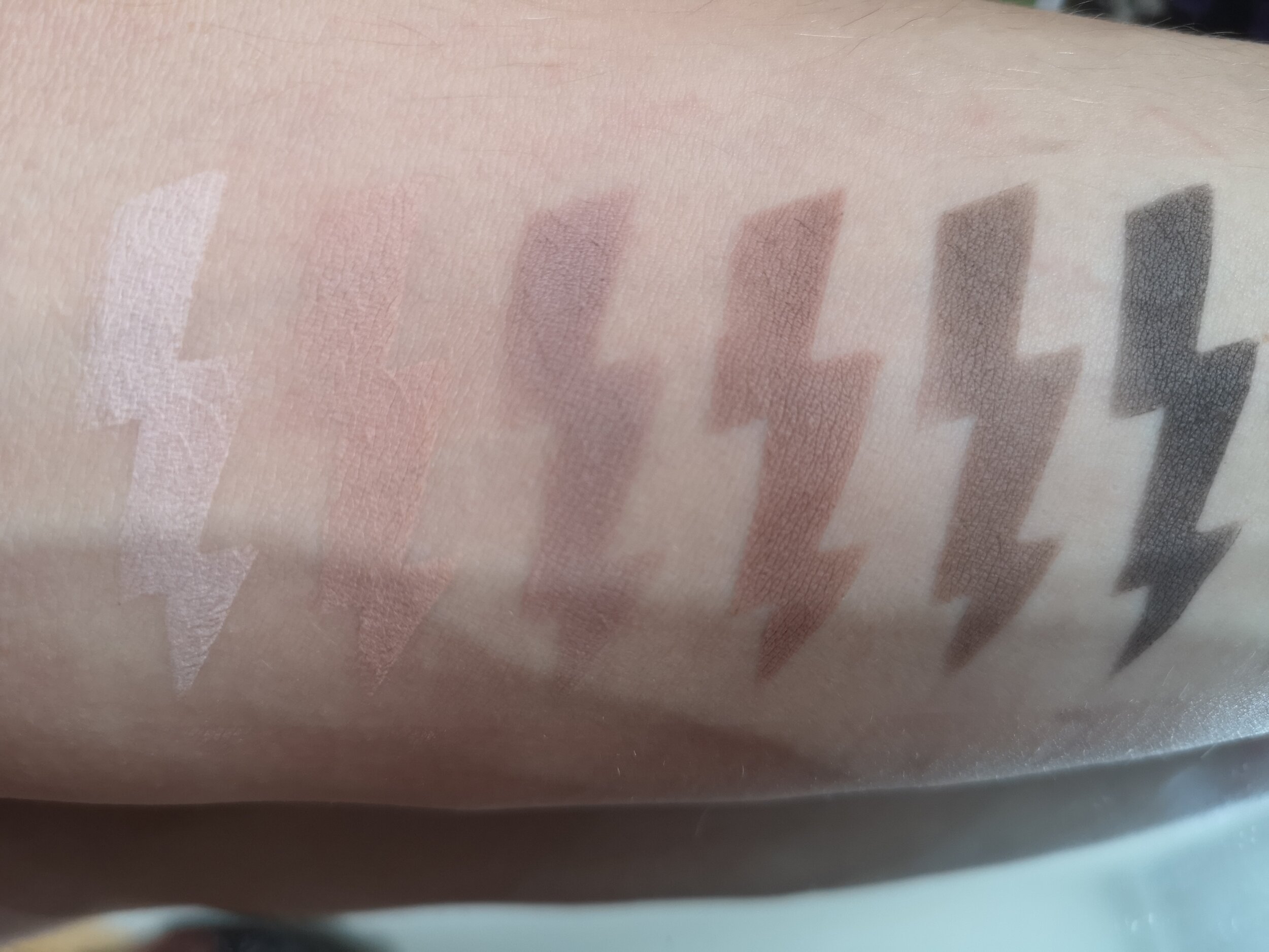 Matte Lidschatten sind immer so eine Sache für sich. Zumindest macht die Palette bei den Swatches eine gute Figur. Die Lidschatten sind ohne Lidschattenbase auf Jonas Arm aufgetragen und das zeugt von einer hohen Deckkraft. Die beiden hellsten Nuanc…
