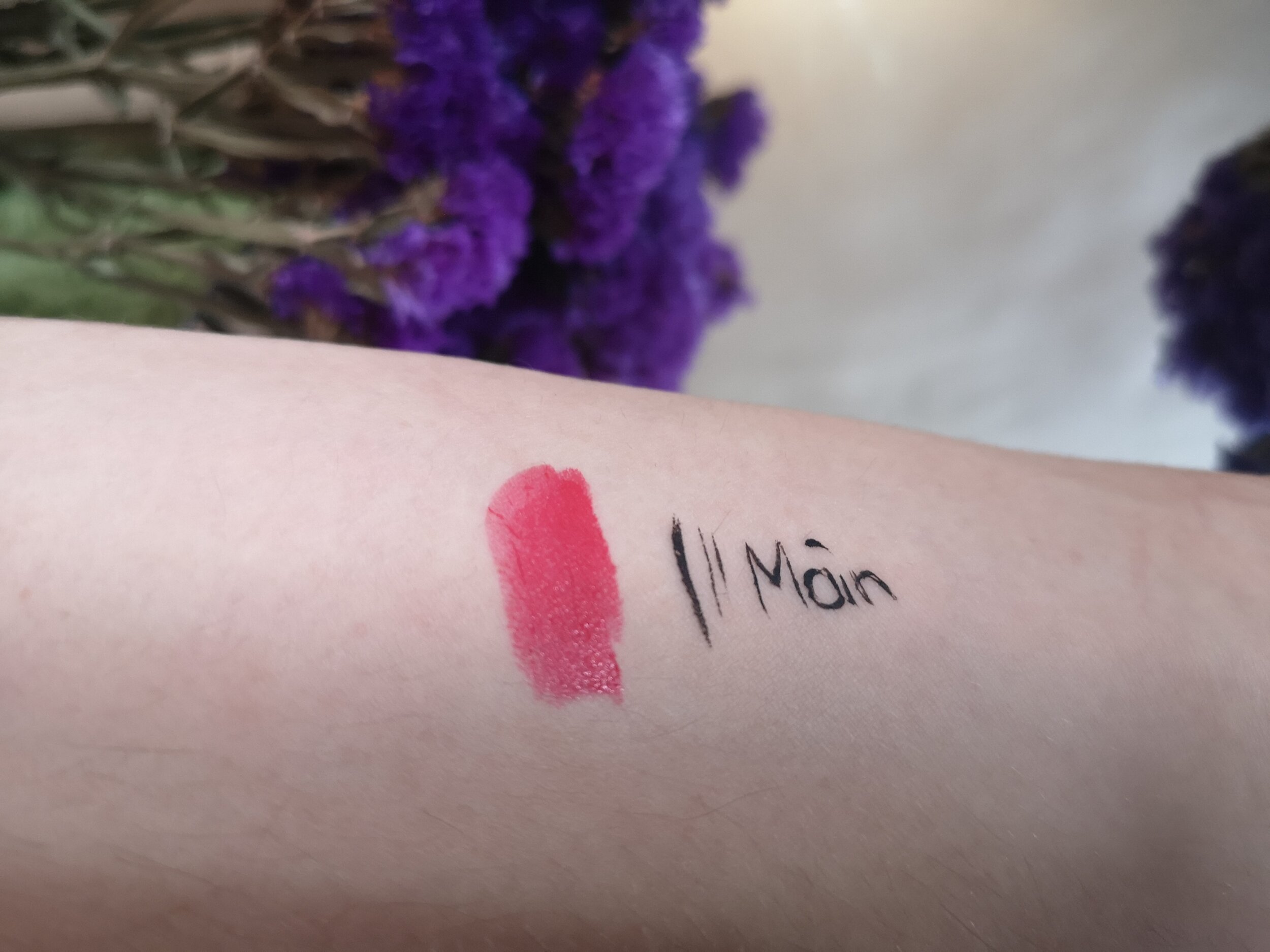 Der Lippenstift hat eine cremige Textut und gute Pigmentierung, lässt sich aber auch sanft aufgetupft als farbiger Lippenbalsam genutzt werden.