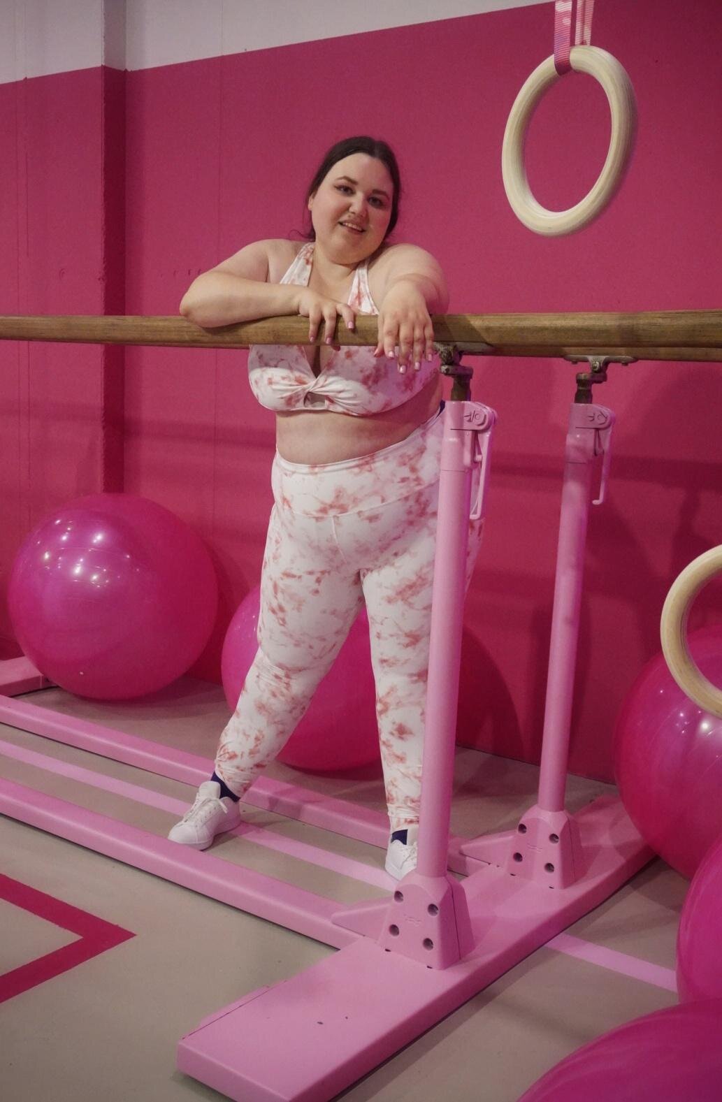 Die gängigen Klischees - Selbst, wenn ich in meiner Instagramstory mein gesamtes Workout am Morgen zeige, bekomme ich fast täglich mahnende bis beleidigende Nachrichten von Fremden, die mir sagen, ich solle mehr Sport machen. Und nein, ich erzähle nicht jedem einzelnen, dass ich früher schlank (und essgestört) meist kaum Kraft hatte, um Sport zu machen. Mal hatte ich sportlichere Phasen mit Orthorexie statt Anorexie, aber dann kam wieder die Anorexie und da kam ich kaum aus dem Bett.