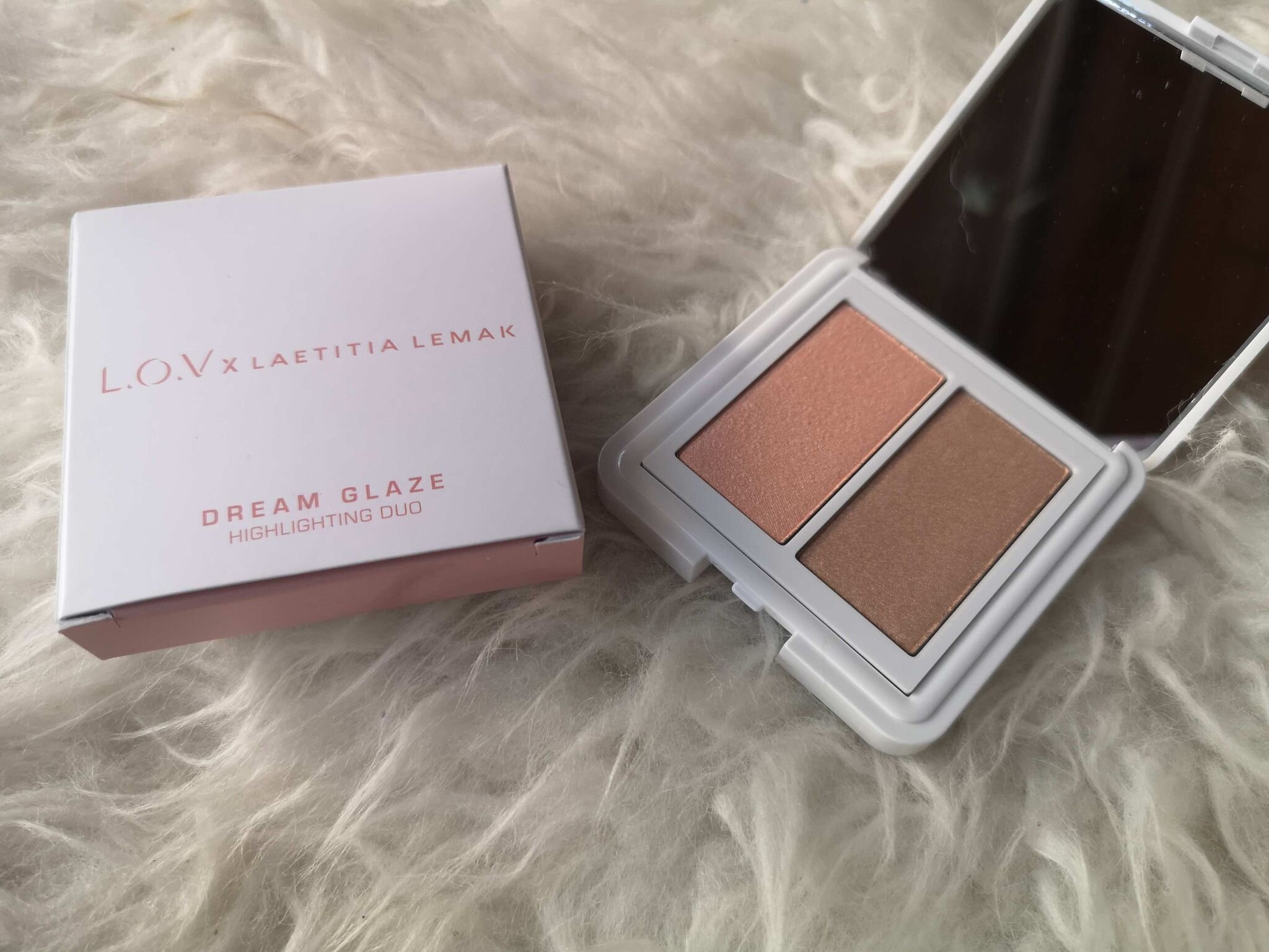 20 Euro für ein Highlighter Duo ist nicht wenig, aber man darf auch nicht vergessen: Highlighter ist glücklicherweise ein Produkt, dass man multifunktional beim Makeup für eine Portion extra Glow auf Augen und Lippen zweckentfremden kann.
