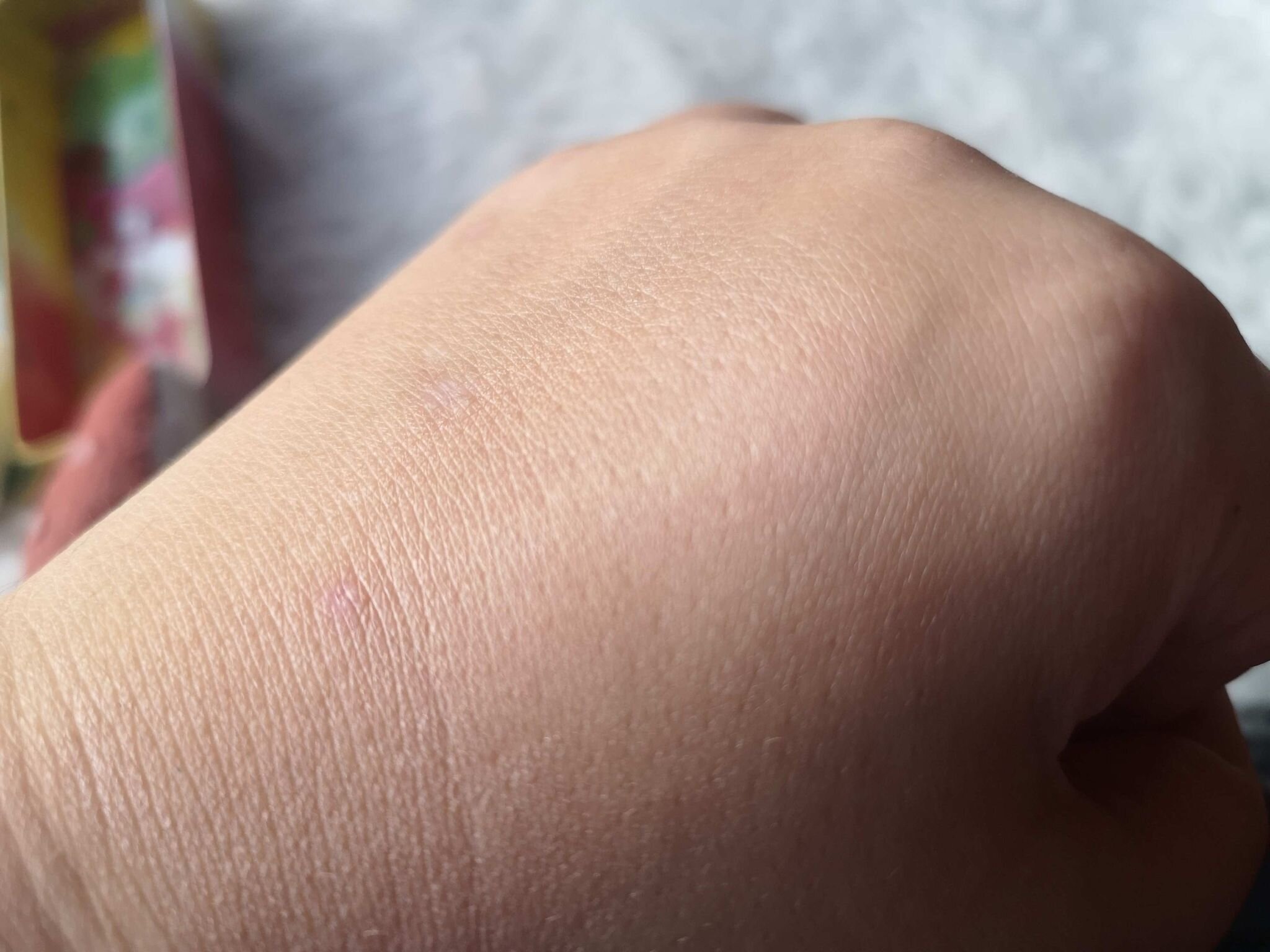 lov-perfectiude-aura-glow-primer-handrücken.jpg