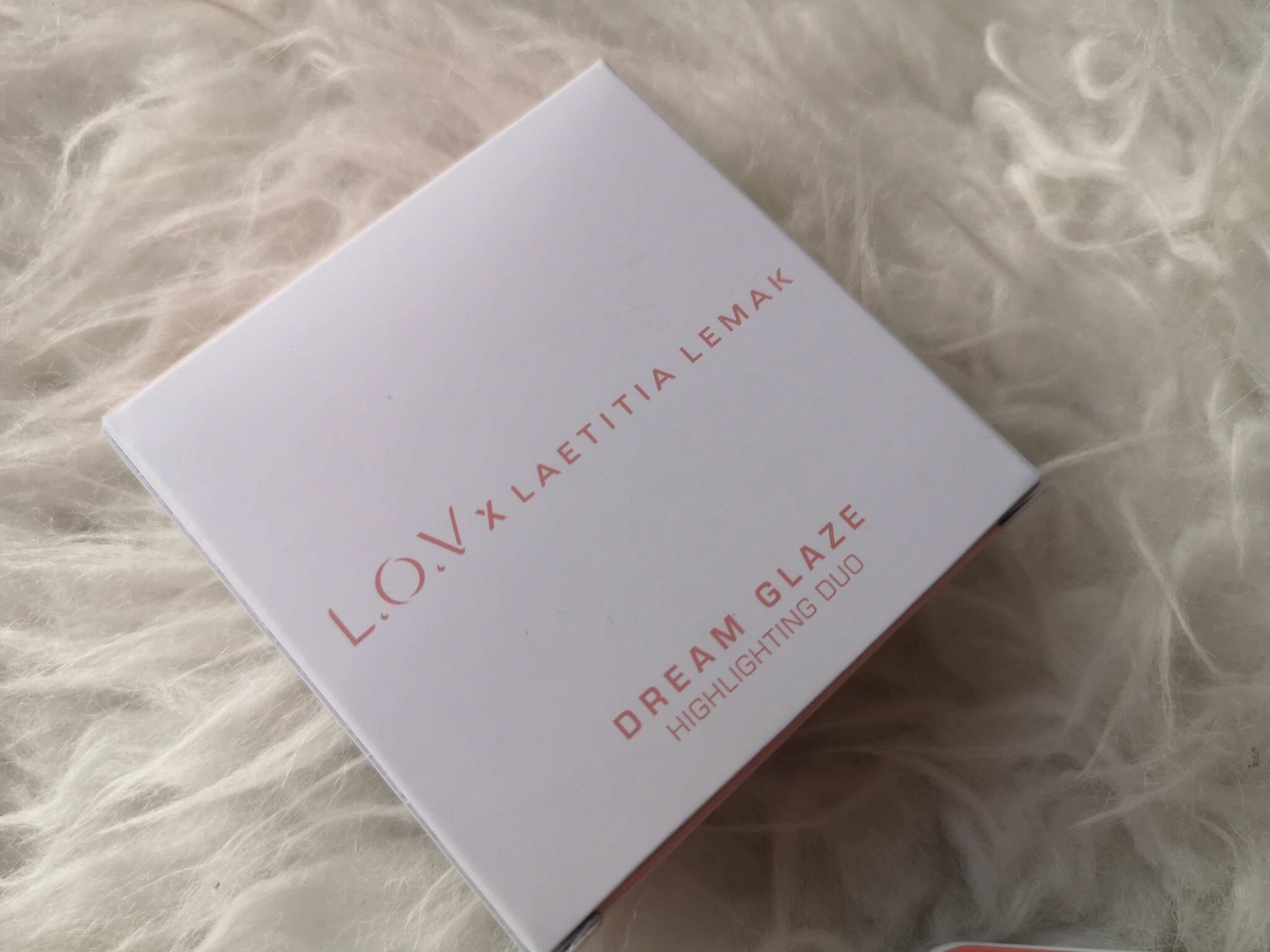 Ich weiß nicht, ob MAC oder Chanel daran Schuld ist, aber bei hochwertiger Kosmetik denke ich persönlich immer an schwarze Verpackungen. Umso schöner finde ich es, dass L.O.V es mit diesen Produkt schafft, mit einer hellen Verpackung ein hochwertiges Design zu erschaffen, dass wirklich ein Eyecandy ist.